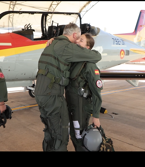 El rey Felipe VI abraza a su hija tras pilotar juntos en Murcia