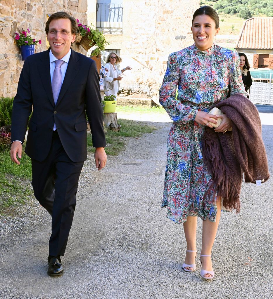 José Luis Martínez-Almeida y Teresa Urquijo en la boda de Verónica Urquijo y Roberto Truque en Hinojosa de la Sierra (Soria), el 6 de julio de 2024