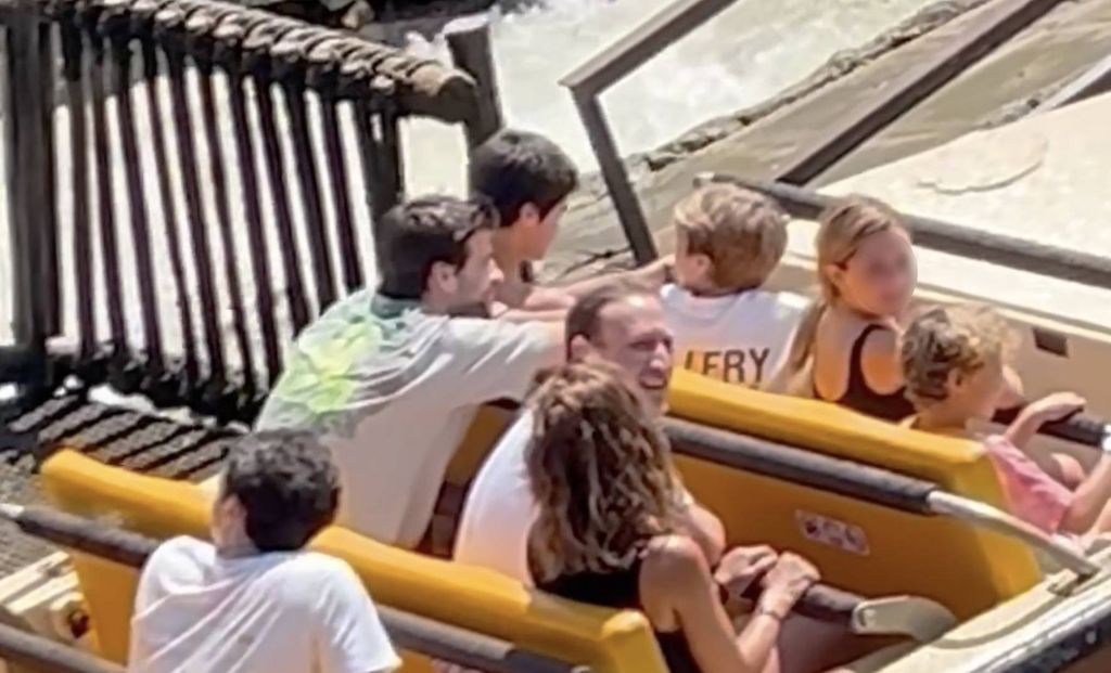 Gerard Piqué y sus hijos estuvieron acompañados por otros adultos y niños.