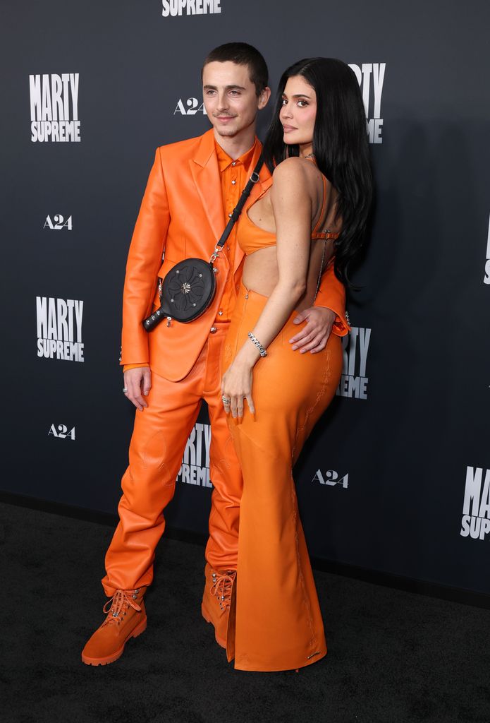 Esta es la segunda ocasión en que la pareja posa de manera conjunta en una alfombra.