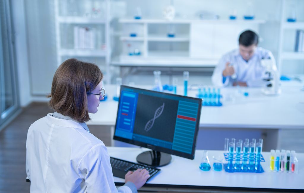dos científicos analizando muestras de ADN en un laboratorio