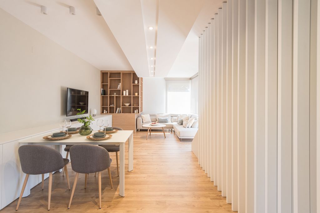 El centro de la casa debería ser un espacio abierto, ligero y equilibrado. El salón o el comedor son buenas opciones, mientras que conviene evitar que este punto quede ocupado por un baño, la cocina, una escalera o una zona de almacenamiento, estancias asociadas al drenaje, al movimiento intenso o al exceso de peso.
