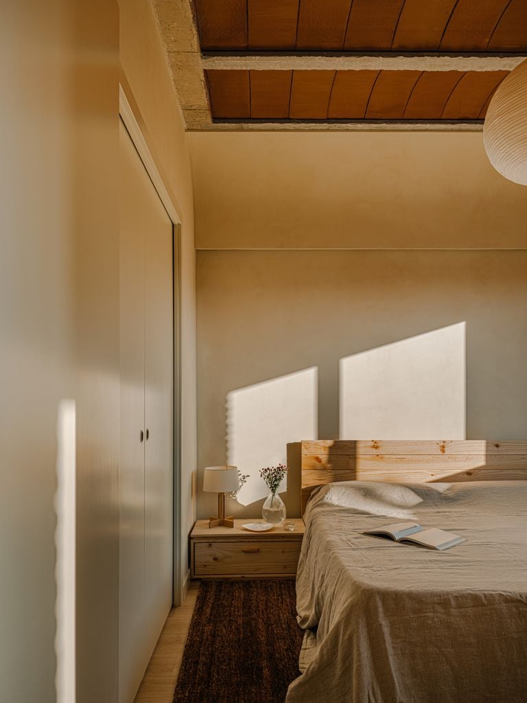 Dormitorio de decoración sobria pero acogedora por su aire natural