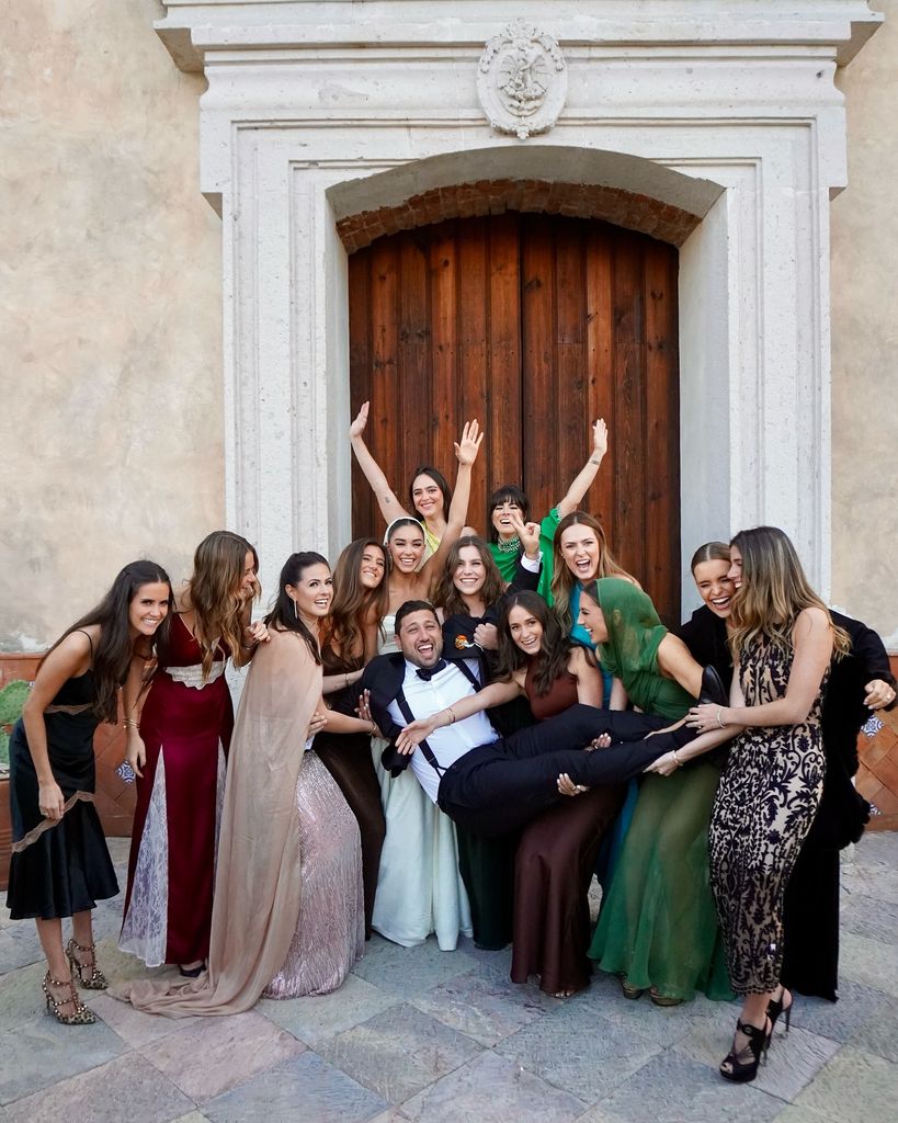 Paulina y Nicole Peña Pretelini estuvieron presentes en la boda de su gran amiga Alejandra Capetillo.