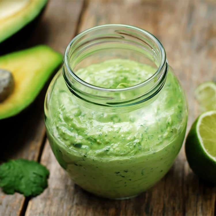Prueba a incorporar aguacate triturado en tus aderezos para ensaladas.