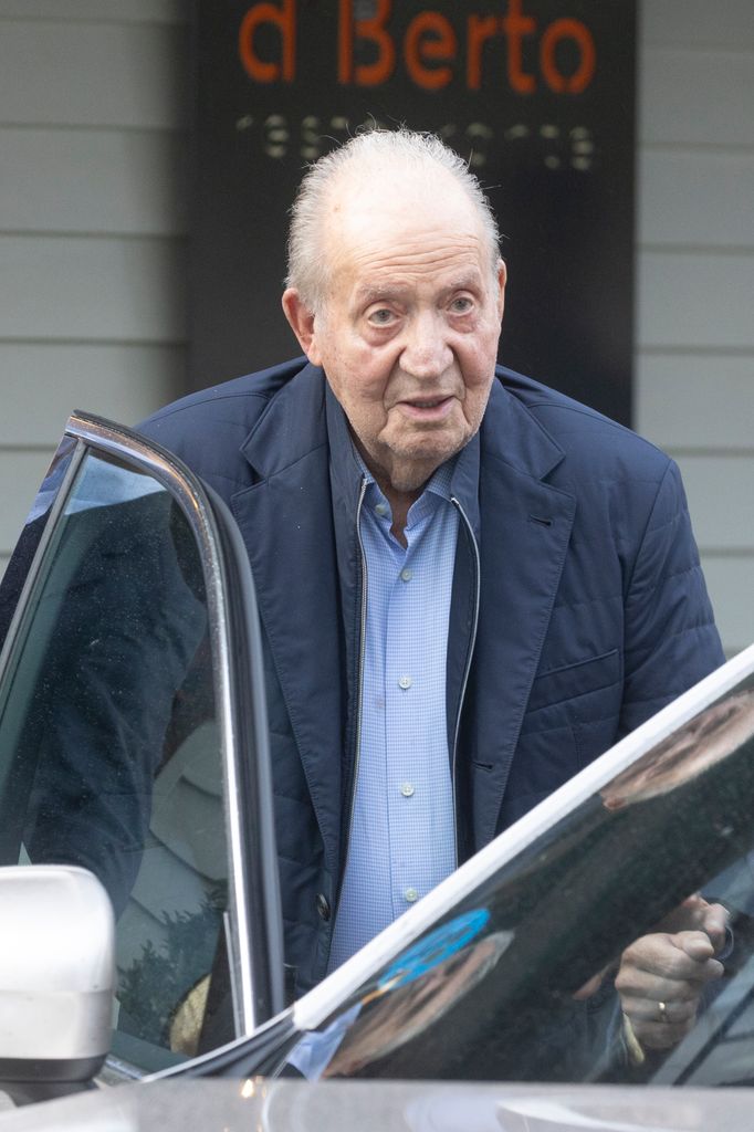 Juan Carlos I tras comer en uno de sus restaurantes favoritos en su nuevo viaje a España
