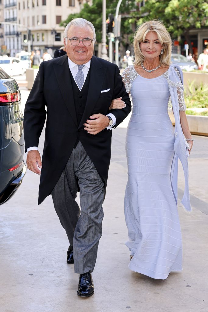 Esteban Rivas padre y Cristina Yanes, que ya son consuegros, en la boda 