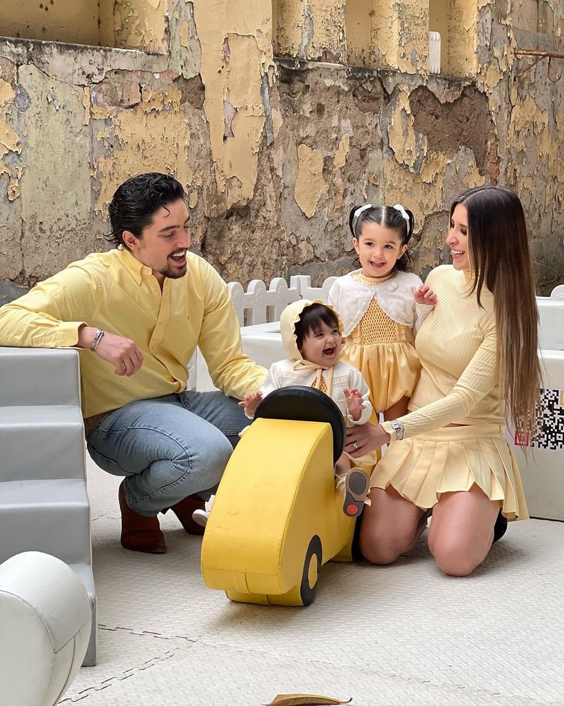 Alex Fernández con su esposa Alexia y sus hijas