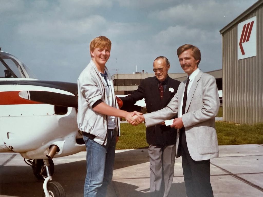 El rey Guillermo de Holanda con 18 años, en 1985 cuando obtuvo su licencia como piloto de avión