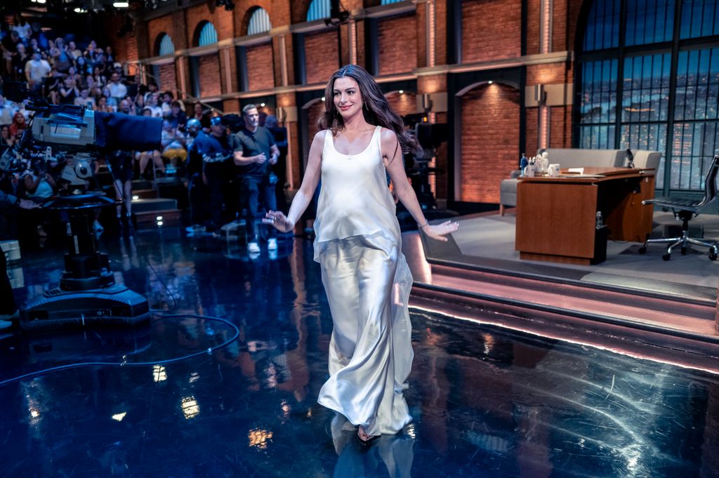 En el show, Hathaway habló sobre su constante colaboración con Christopher Nolan y qué esperar sobre este nuevo proyecto.