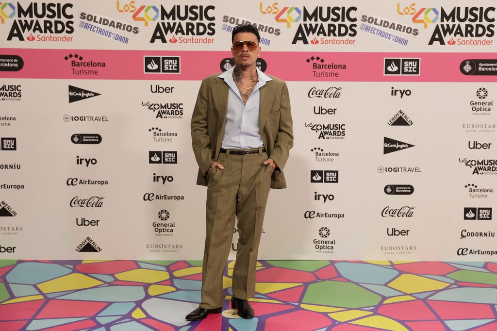 Plano entero de Rauw Alejandro con traje verde oliva
