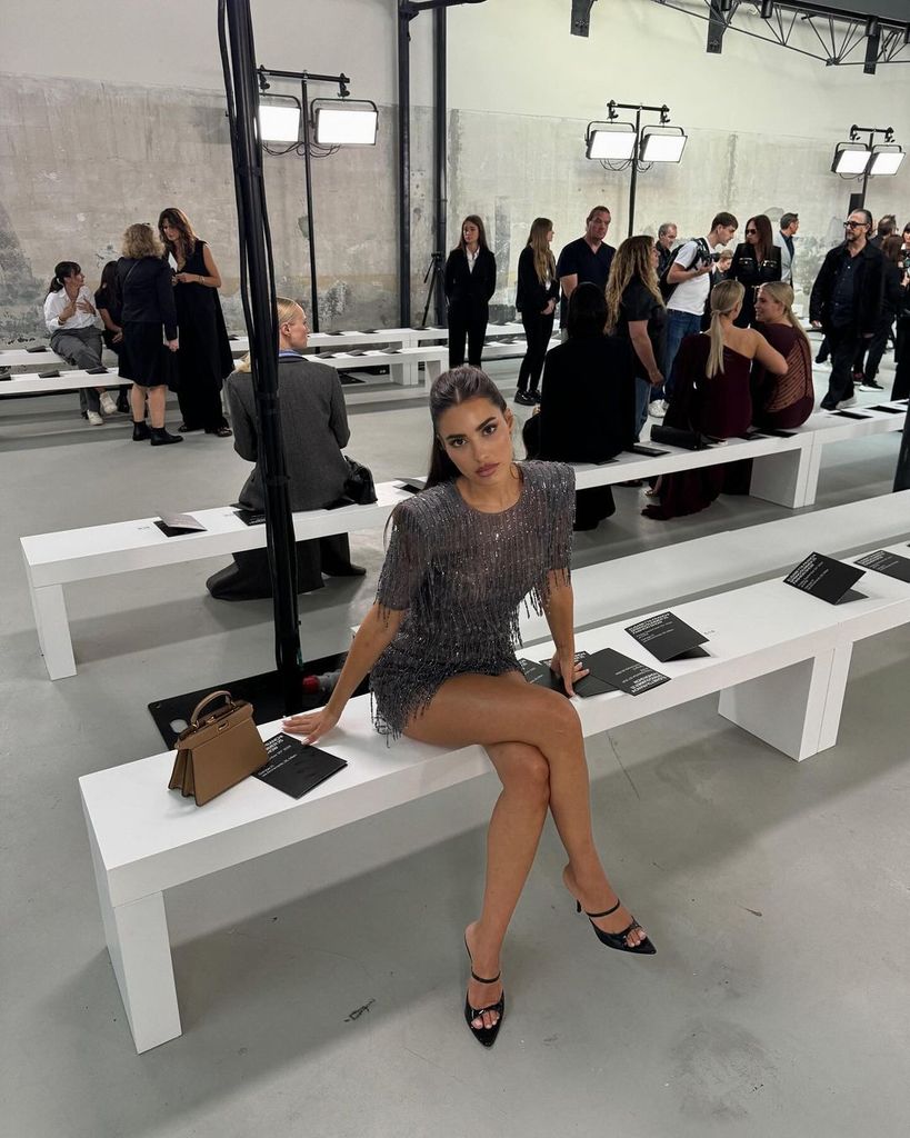 Plano medio de Sandra Garal con vestido de flecos y lentejuelas gris