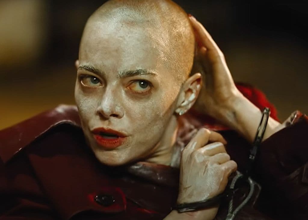 Emma Stone en una imagen de la película Bugonia