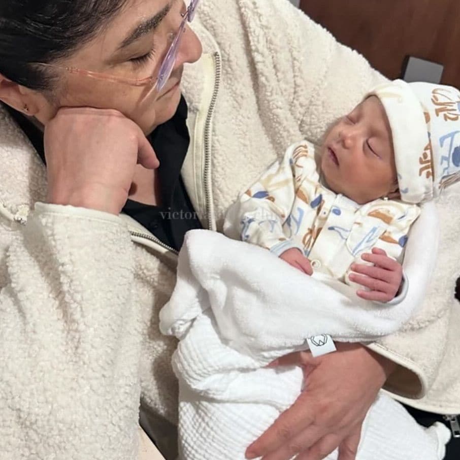 Victoria Ruffo con su nieta Tessa poco después de su nacimiento.
