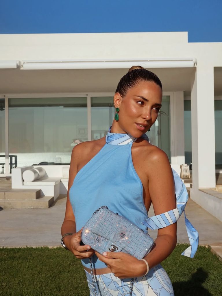 Alice Campello, impresionante con top azul delante de la casa de sus vacaciones