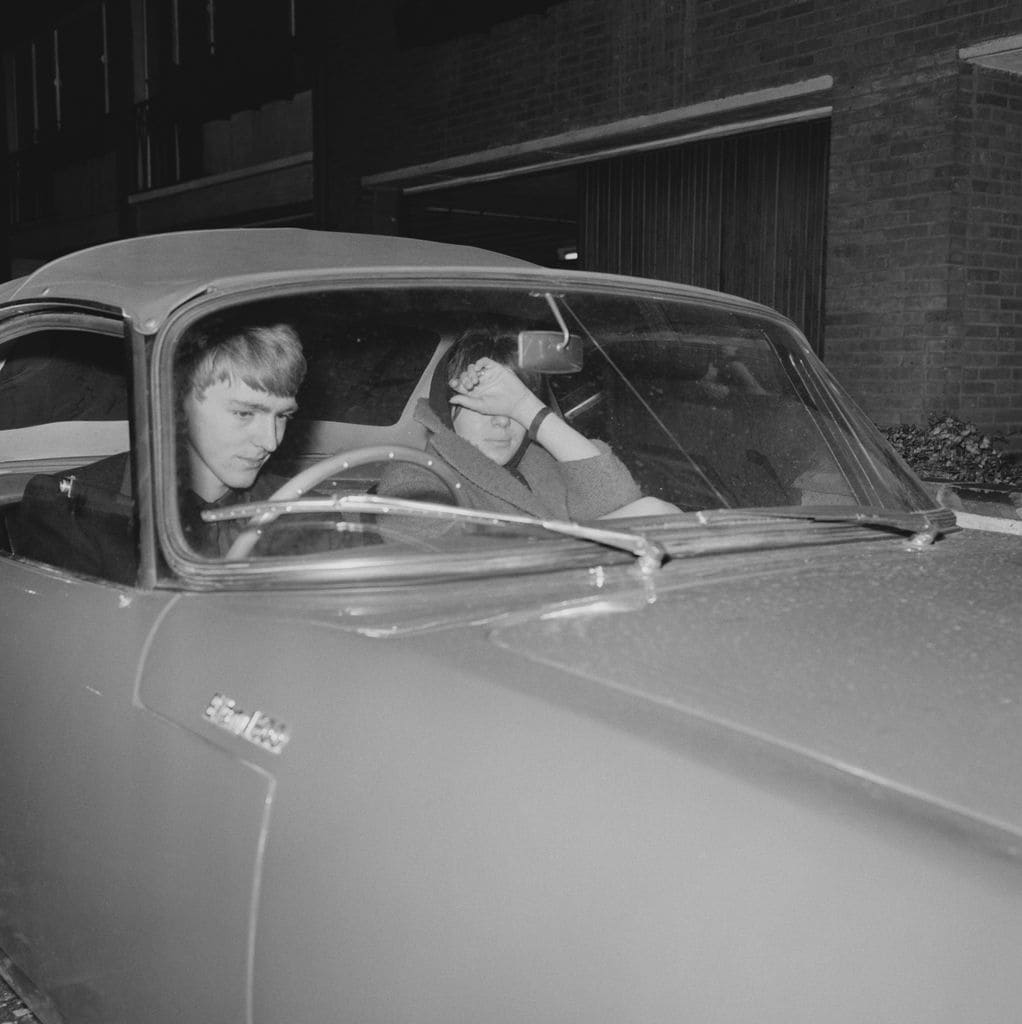 Tara junto a su novia, la modelo Suki Poitier, en el coche con el que el joven heredero perdería la vida
