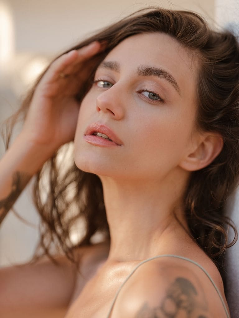 Rostro de mujer morena con piel clara de porcelana