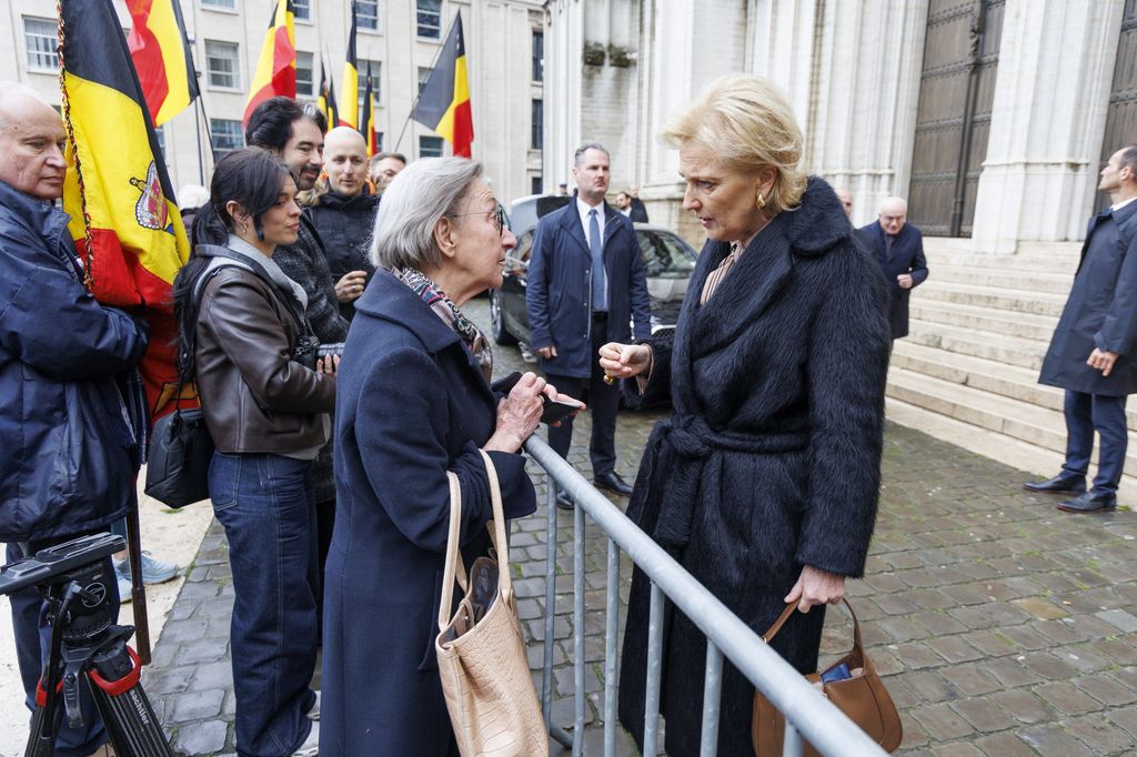 La princesa Astrid conversando con la gente antes del Te Deum