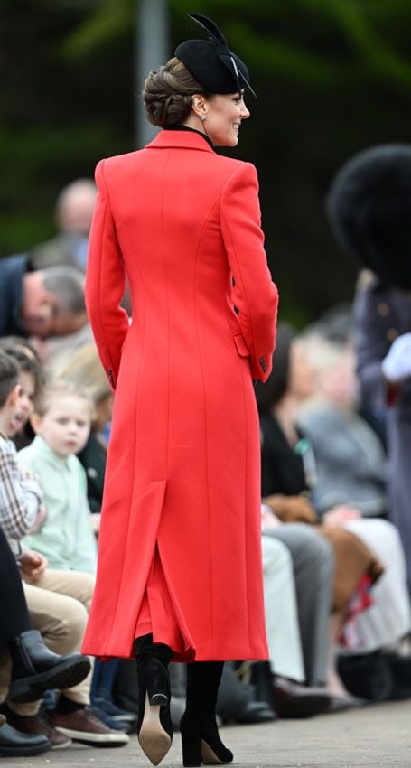 Kate Middleton estrena un abrigo rojo, guantes troquelados y un tocado de plumas en el Día de San David