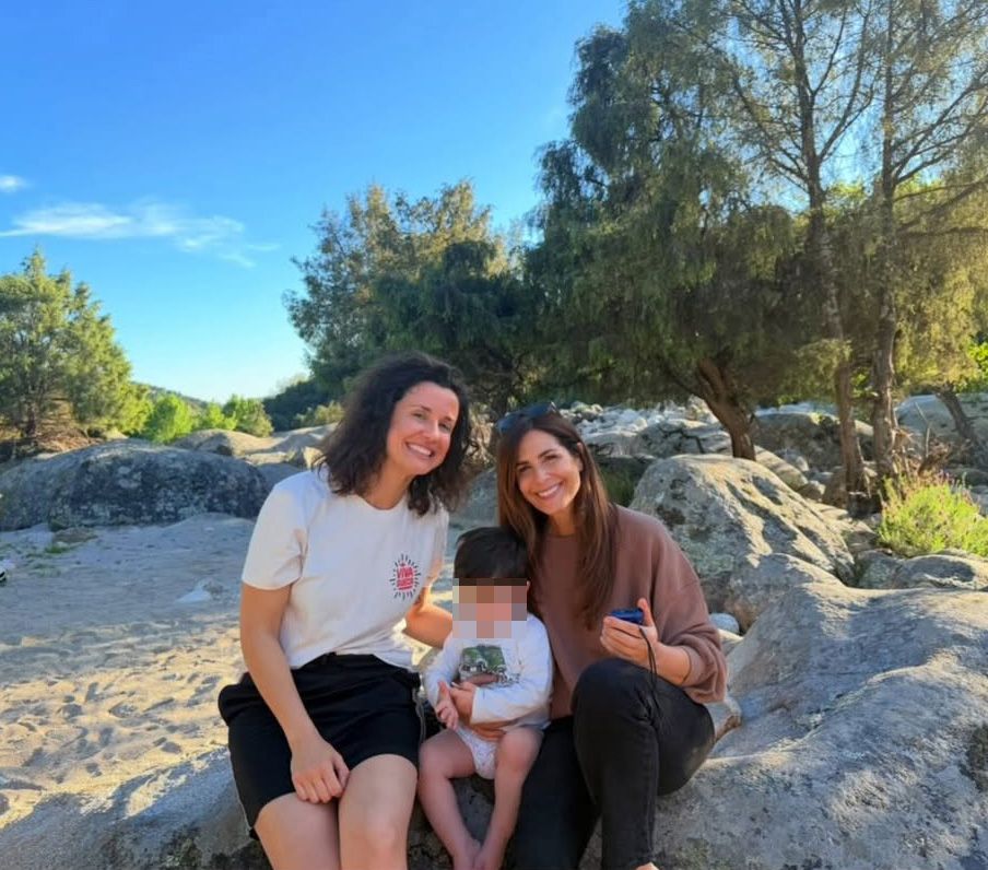 Nuria posa con su hermana y uno de sus sobrinos
