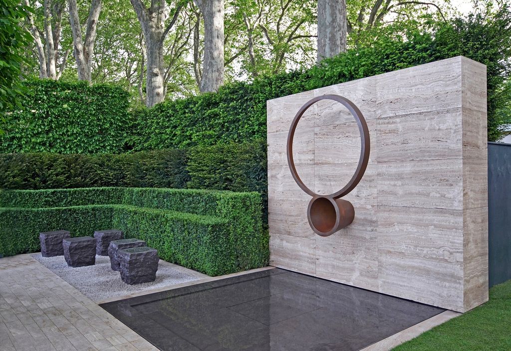 Fuente y esculturas en un jardín de estética moderna