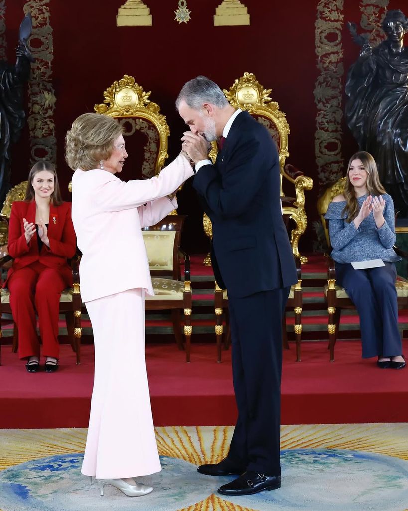 Don Felipe besa la mano de su madre tras imponerle el Toisón de Oro 