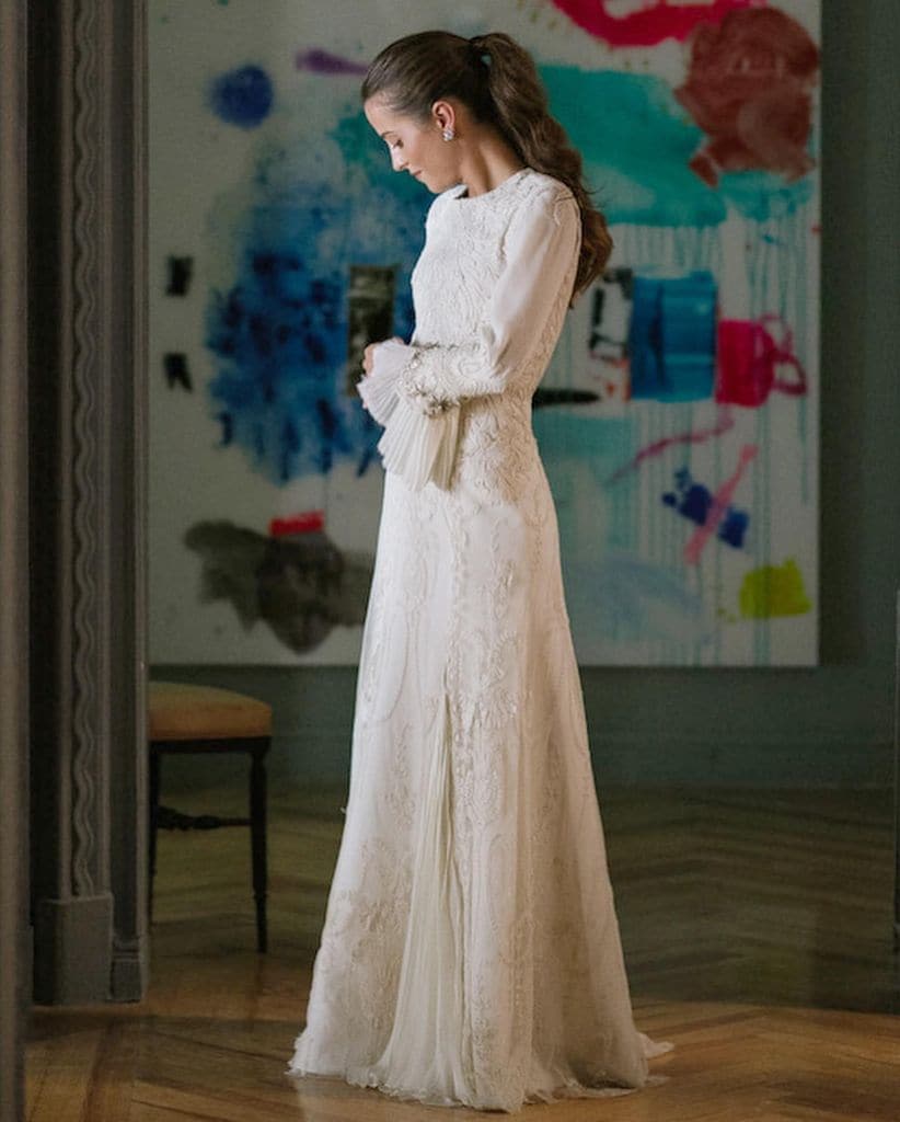 Vestidos de novia virales con manteles y colchas romántico
