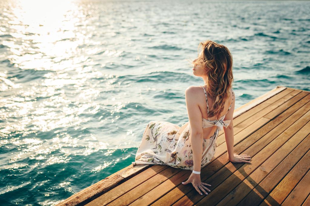 Mujer al borde del mar