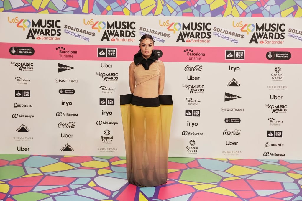 Plano medio de Madame de Rosa con vestido asimétrico de tul con transparencias