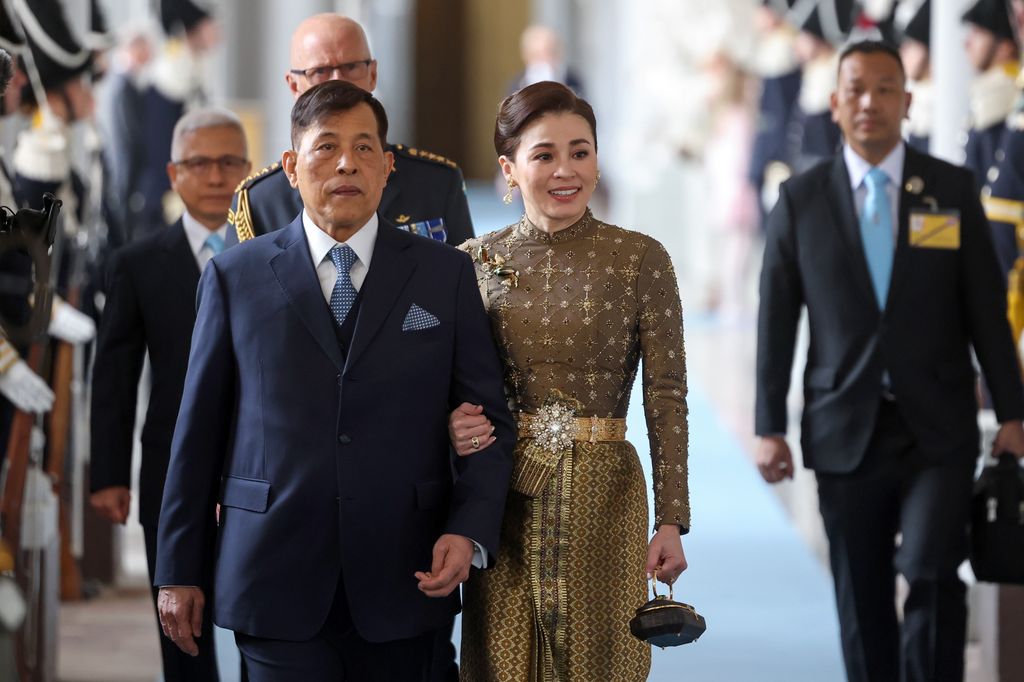 El rey Rama X de Tailandia y la reina Suthida llegando a la misa del 80 cumpleaños del rey Carlos Gustavo en el Palacio Real de Estocolmo, el 30 de abril de 2026