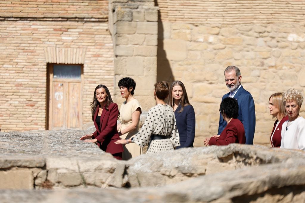 Los Reyes y Leonor en la exposición con motivo del 6º centenario del Título de Viana