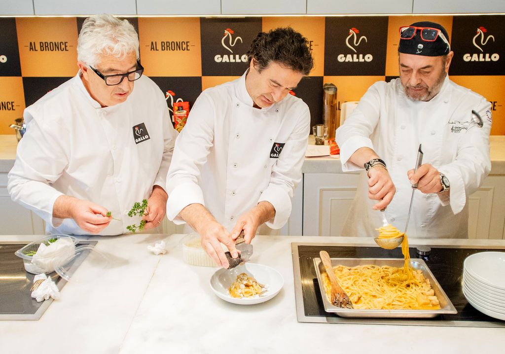 Rodríguez ha sido el maestro de ceremonias en este evento gastronómico, en el que también han participado los chefs Andrea Tumbarello (dcha) y Pep Casadevall (izda).