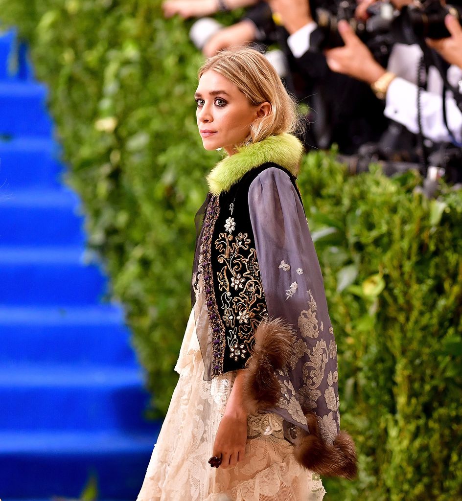Ashley Olsen apostó por llevar así su melena en la Met Gala del 2017.