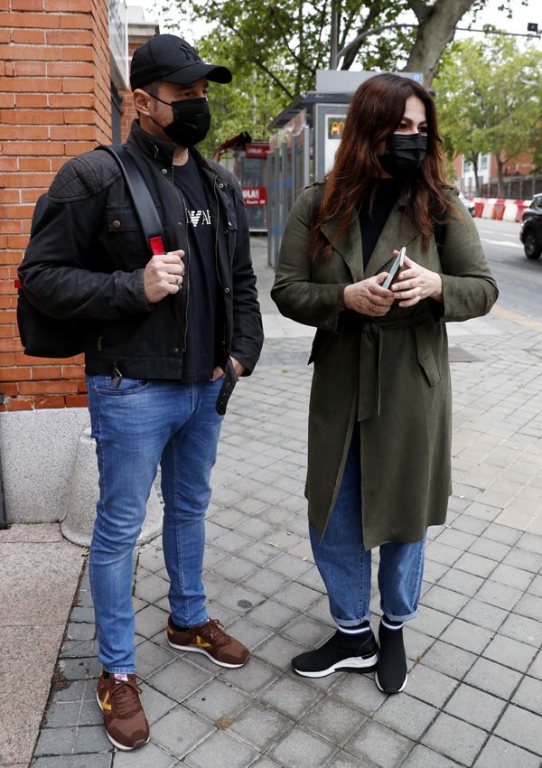 Marisa Jara y su novio a las puertas del hospital