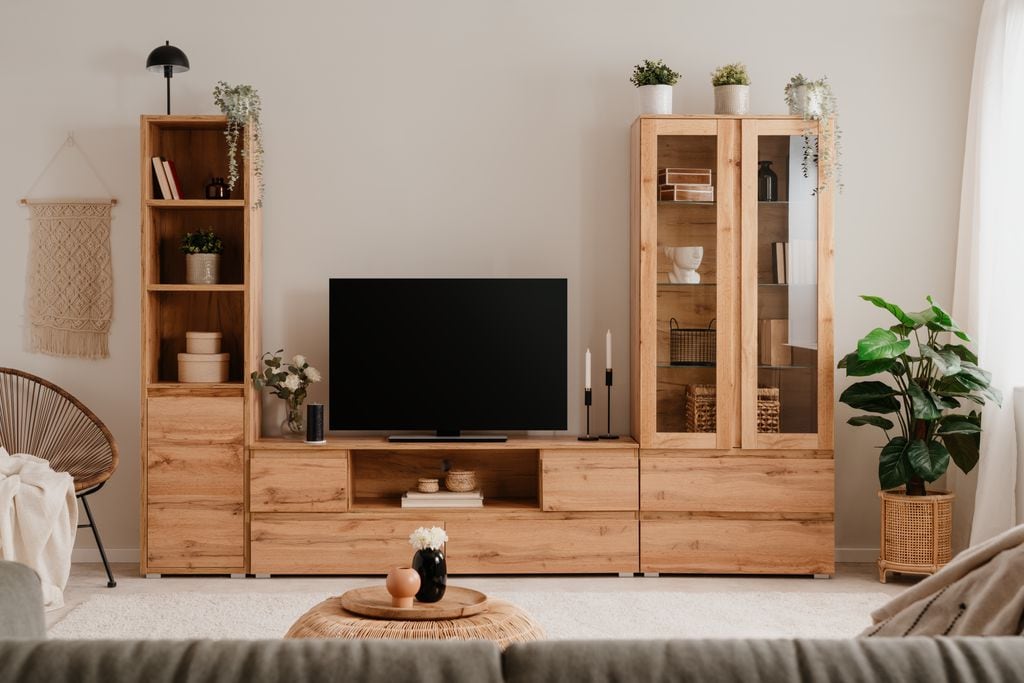 Vitrinas y mueble TV de madera natural