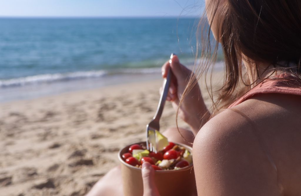 Una buena ensalada, con el aliño en otro táper, es una de las comidas más socorridas para llevar a la playa, la piscina o el campo.