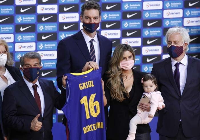Pau Gasol con su familia en su presentación oficial 