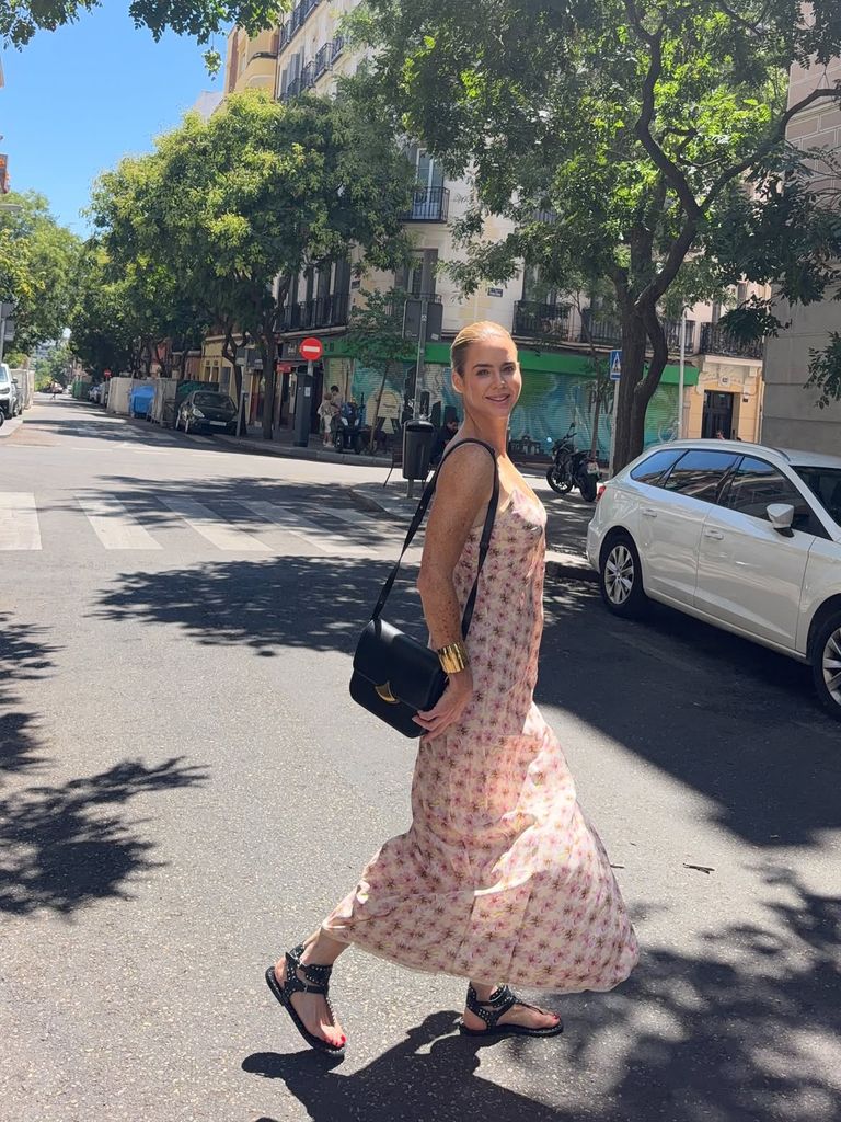 Amelia Bono con vestido rosa de flores en Madrid.
