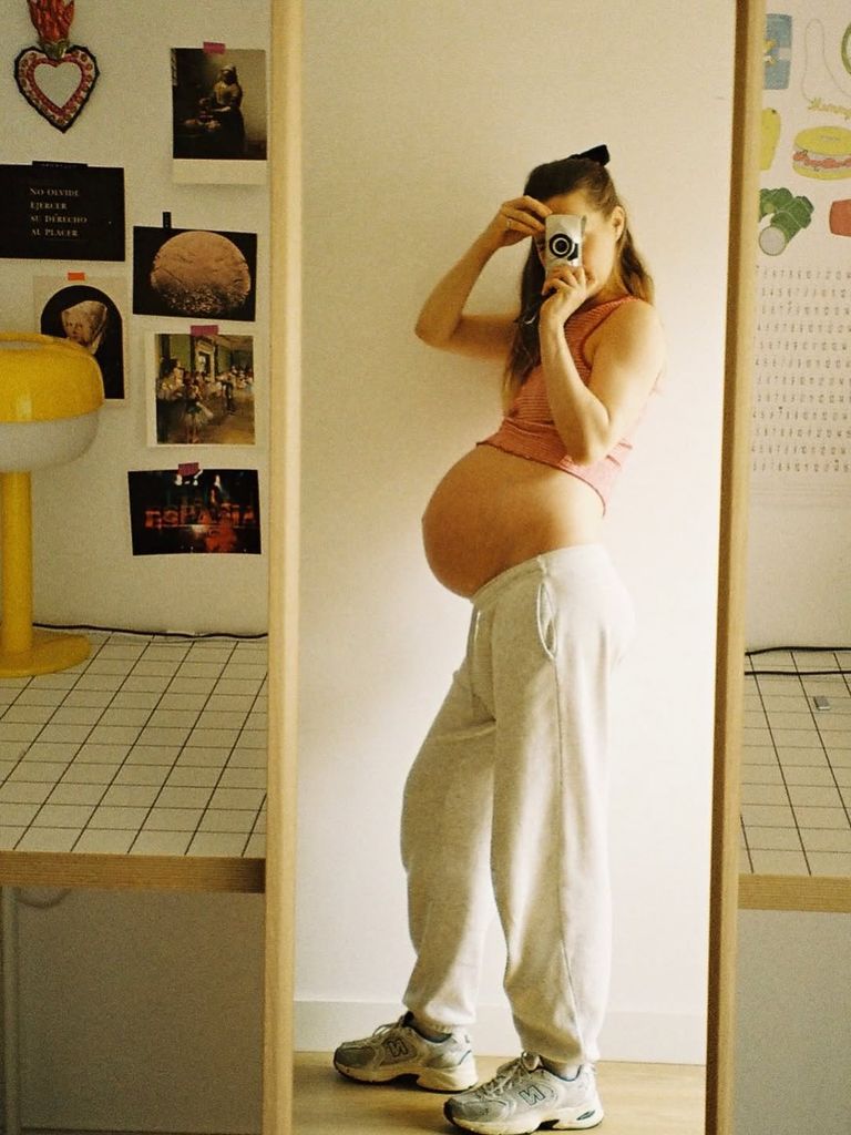 La actriz ha compartido unas cándidas imágenes de su embarazo en sus redes sociales
