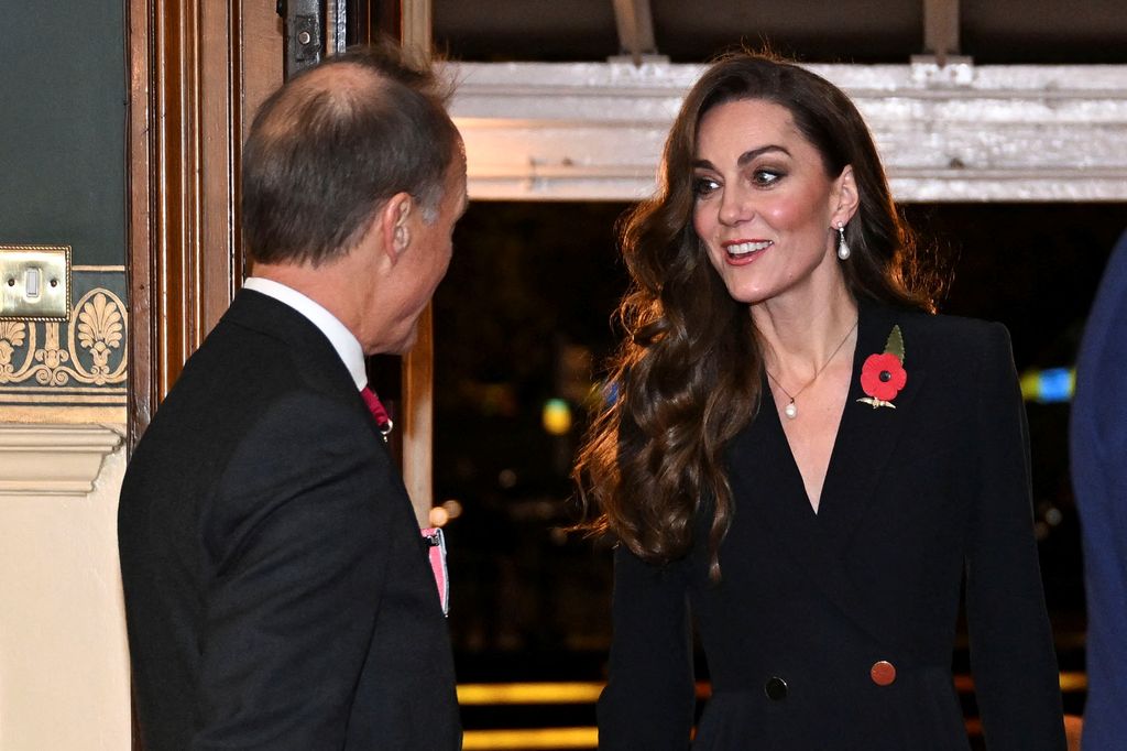 Plano medio de Kate Middleton llegando al concierto previo al Día del Recuerdo 2024