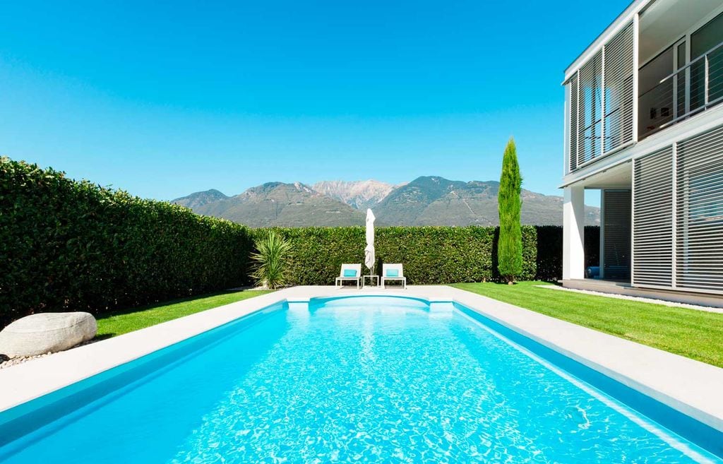Piscina con jardín