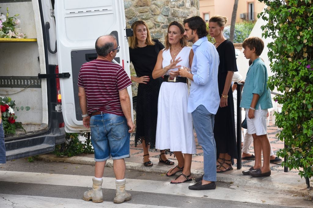 Lucho García encargado de la decoración en la misa de Caritina Goyanes en Marbella, 27 de agosto de 2024