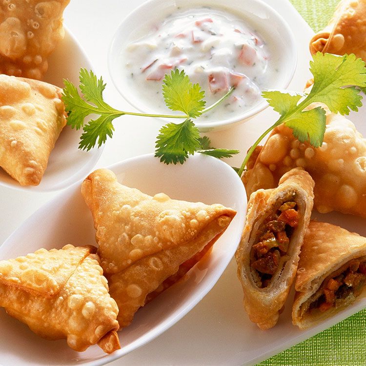'Samosas' de carne picada con salsa de yogur picante
