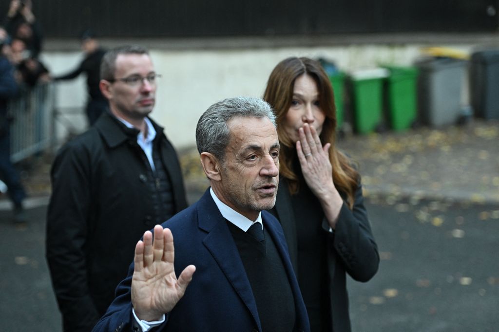Nicolas Sarkozy, junto a Carla Bruni, antes de su entrada en prisión