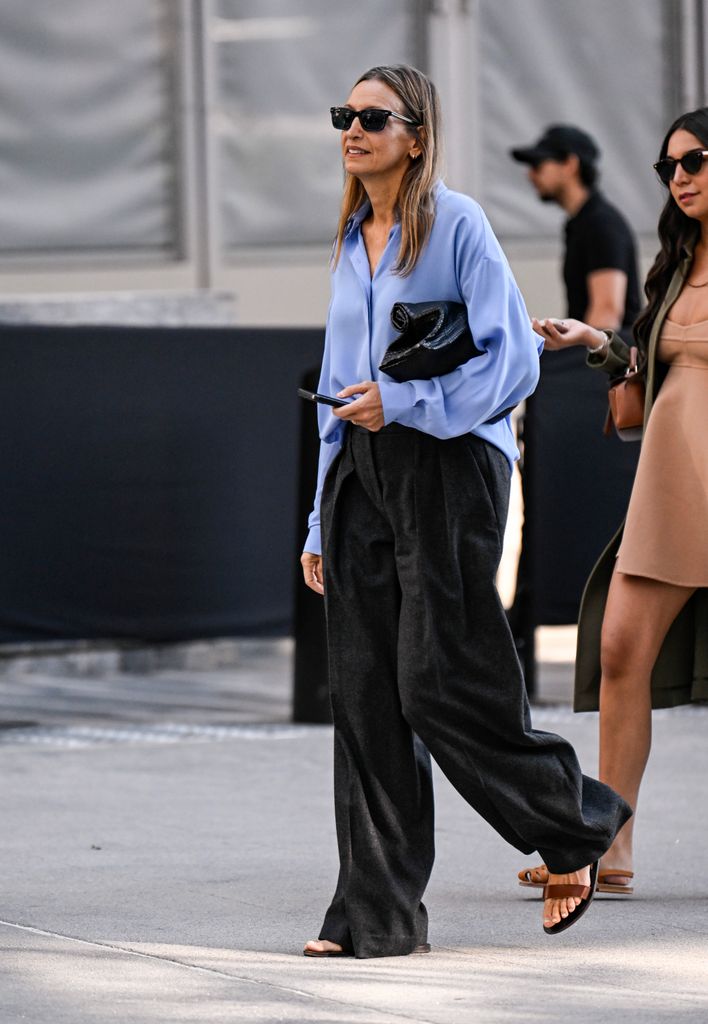 Looks de pantalón de traje y sandalia plana que inspiran