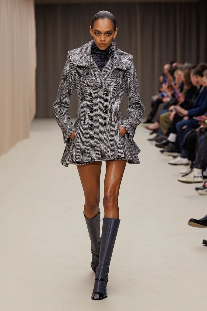 Con este look, Alexander McQueen abrió su desfile otoño-invierno 2026.