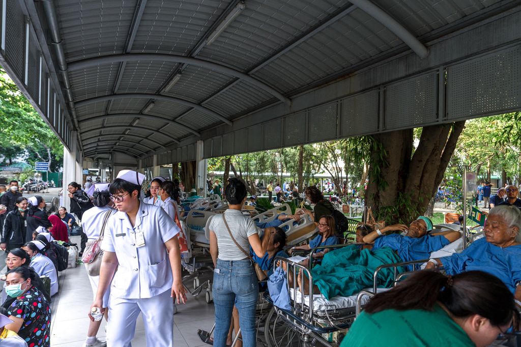 Pacientes yacen en camas en el complejo del Hospital Phramongkutklao en Bangkok, tras el  terremoto en el centro de Myanmar.        