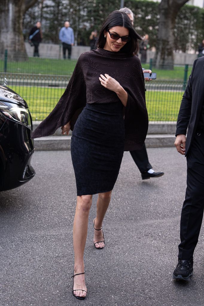 Kendall Jenner asistió al desfile de Emporio Armani en Milán. 