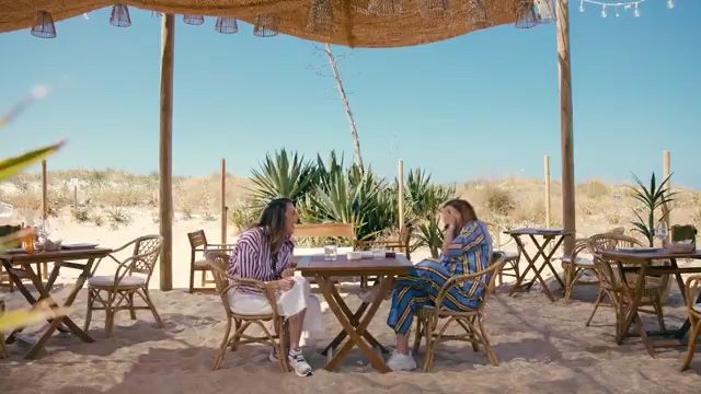 Las dos presentadoras juntas durante la entrevista en el chiringuito