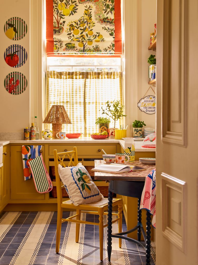 Cocina con muebles y paredes en amarillo